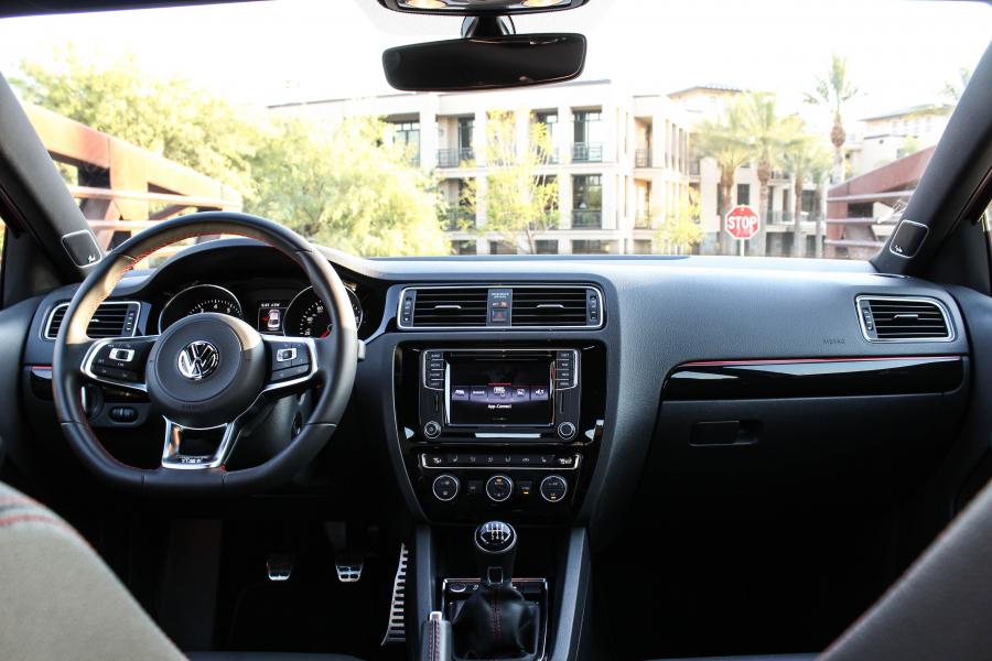 Торпедо Volkswagen Jetta GLI (Typ 1B) 2015 года  (NA) (фото 18 из 40)